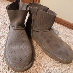 Ugg Australia Women’s Classic Unlined Mini Perforated Suede Boots   New